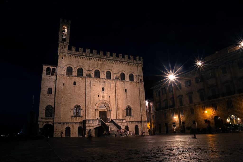 Weekend in Umbria, il fascino della piazza dei Consoli di Gubbio di sera