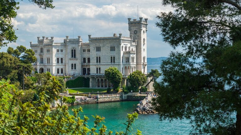 Visita al Castello di Miramare, tra storia e leggenda￼